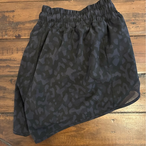 Lululemon Hotty Hot Short Low-Rise 2.5” - Picture 5 of 7